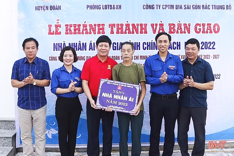 Bàn giao nhà nhân ái cho gia đình chính sách ở Đức Thọ