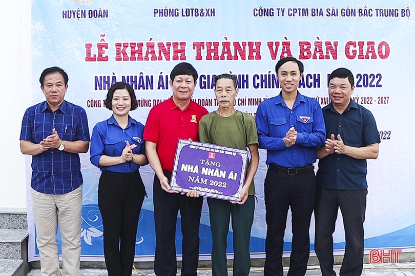 Bàn giao nhà nhân ái cho gia đình chính sách ở Đức Thọ