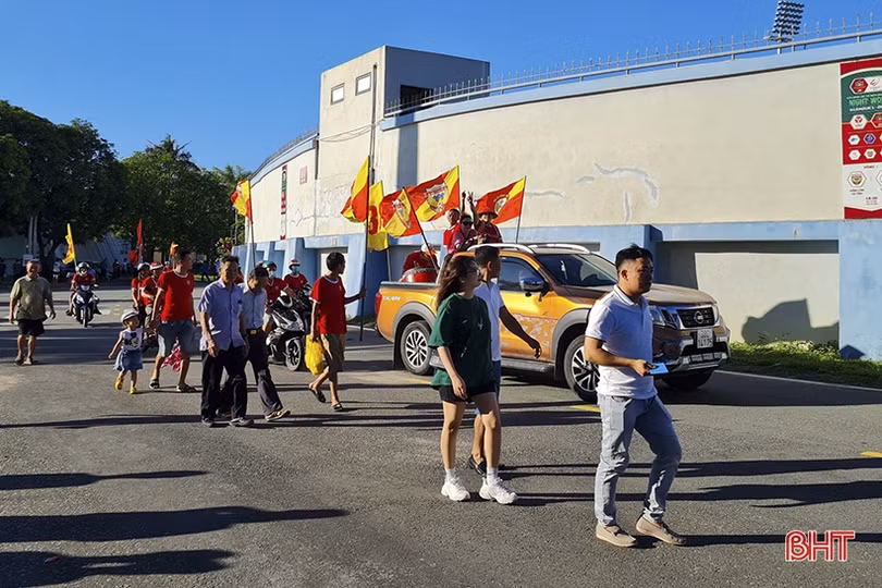 Cổ động viên Hà Tĩnh tiếp lửa” đội nhà trước giờ đối đầu với Hà Nội FC