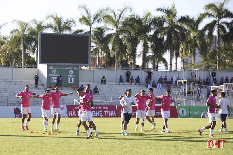 Cổ động viên Hà Tĩnh tiếp lửa” đội nhà trước giờ đối đầu với Hà Nội FC