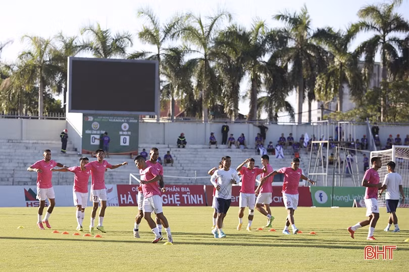 Cổ động viên Hà Tĩnh tiếp lửa” đội nhà trước giờ đối đầu với Hà Nội FC