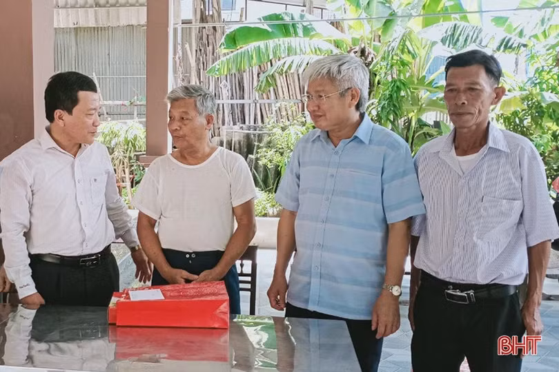 Lãnh đạo tỉnh tặng quà cho gia đình chính sách, người có công tại các địa phương