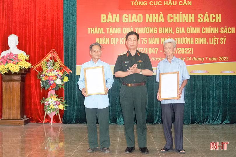 Tổng cục Hậu cần bàn giao nhà tình nghĩa, tặng quà cho đối tượng chính sách ở Hương Khê