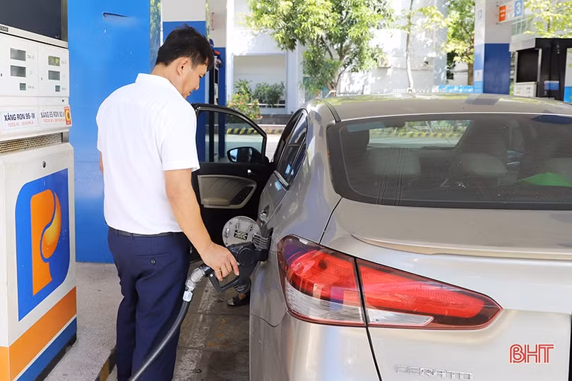 Người dân Hà Tĩnh hào hứng “nạp” nhiên liệu khi giá xăng, dầu giảm sâu