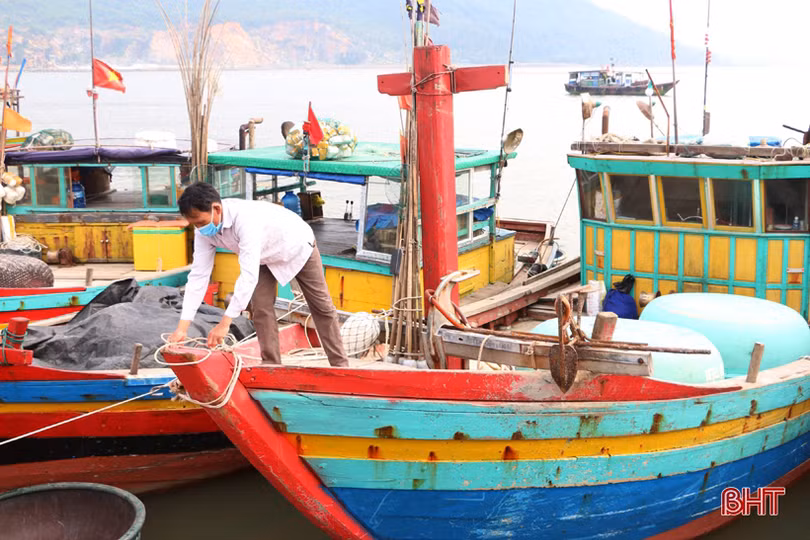 Xăng dầu “hạ nhiệt”, ngư dân Hà Tĩnh phấn khởi vươn khơi