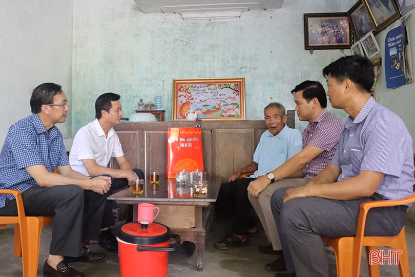 Trưởng ban Nội chính Tỉnh ủy tặng quà các gia đình chính sách ở Can Lộc