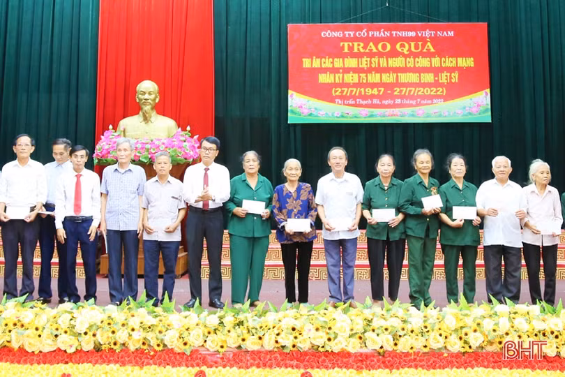 Trao gần 600 suất quà cho người có công, đối tượng chính sách ở thị trấn Thạch Hà