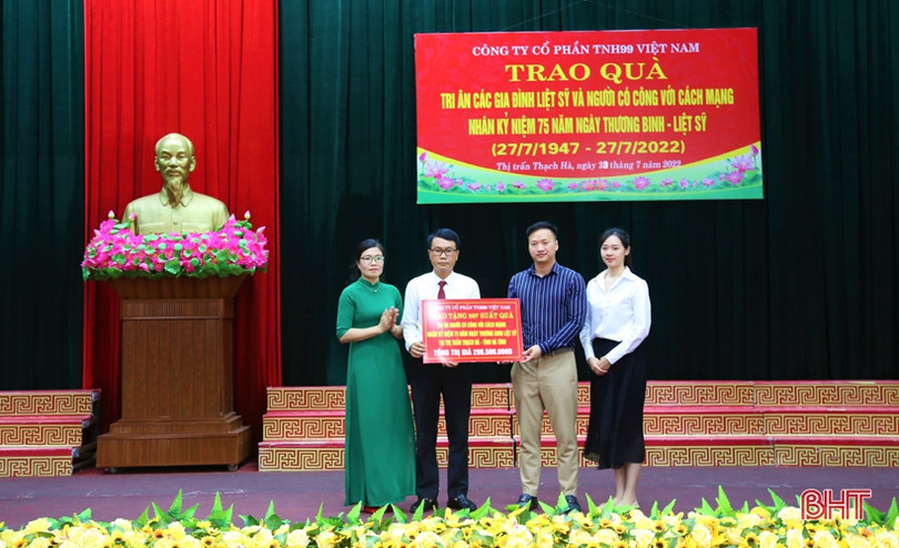 Trao gần 600 suất quà cho người có công, đối tượng chính sách ở thị trấn Thạch Hà