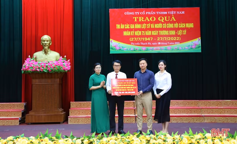 Trao gần 600 suất quà cho người có công, đối tượng chính sách ở thị trấn Thạch Hà