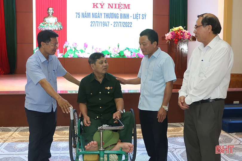 Lãnh đạo tỉnh tặng quà tại các cơ sở điều dưỡng thương bệnh binh ở Nghệ An