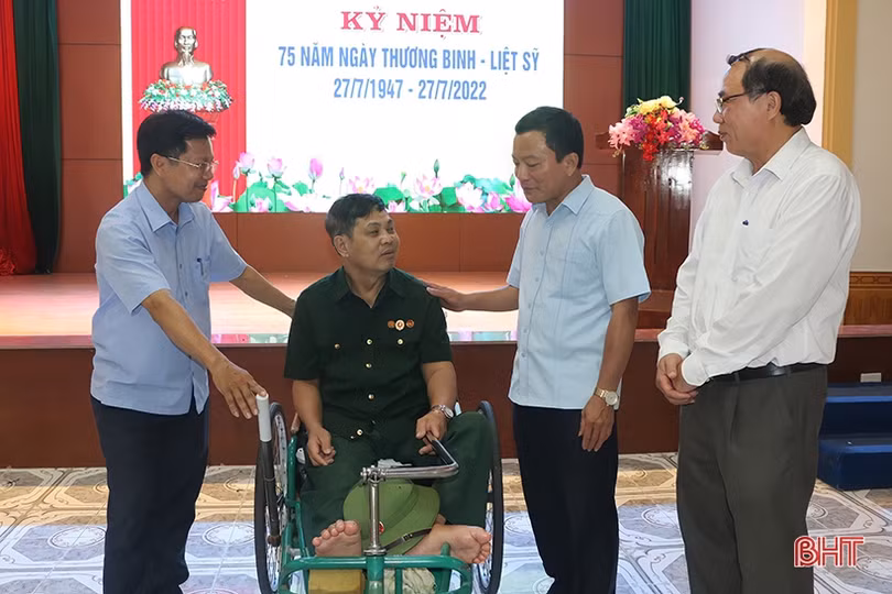 Lãnh đạo tỉnh tặng quà tại các cơ sở điều dưỡng thương bệnh binh ở Nghệ An