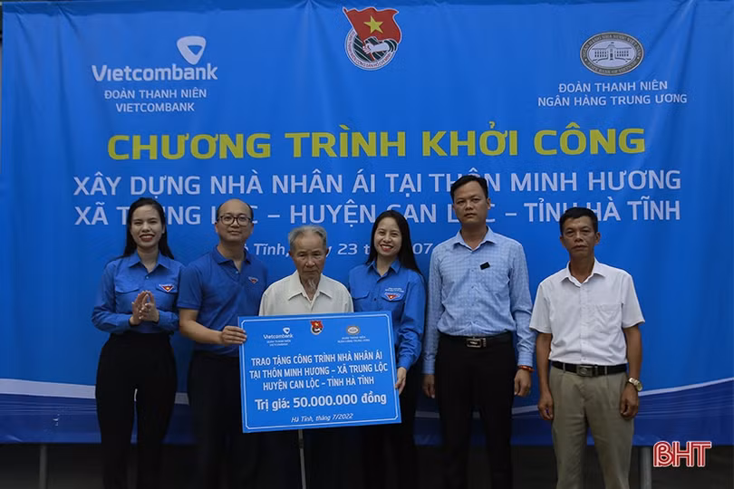 Tuổi trẻ Ngân hàng Trung ương và Vietcombank tặng quà tri ân dịp 27/7 tại Hà Tĩnh