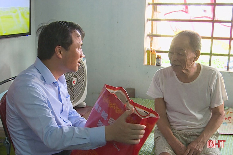 Bí thư Tỉnh ủy tặng quà gia đình chính sách gặp hoàn cảnh khó khăn tại TP Hà Tĩnh