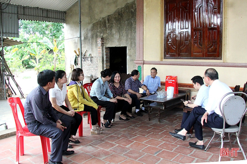 Trưởng ban Tổ chức Tỉnh ủy tặng quà người có công tiêu biểu ở Nghi Xuân