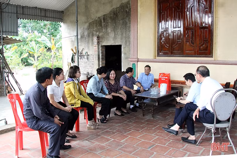 Trưởng ban Tổ chức Tỉnh ủy tặng quà người có công tiêu biểu ở Nghi Xuân