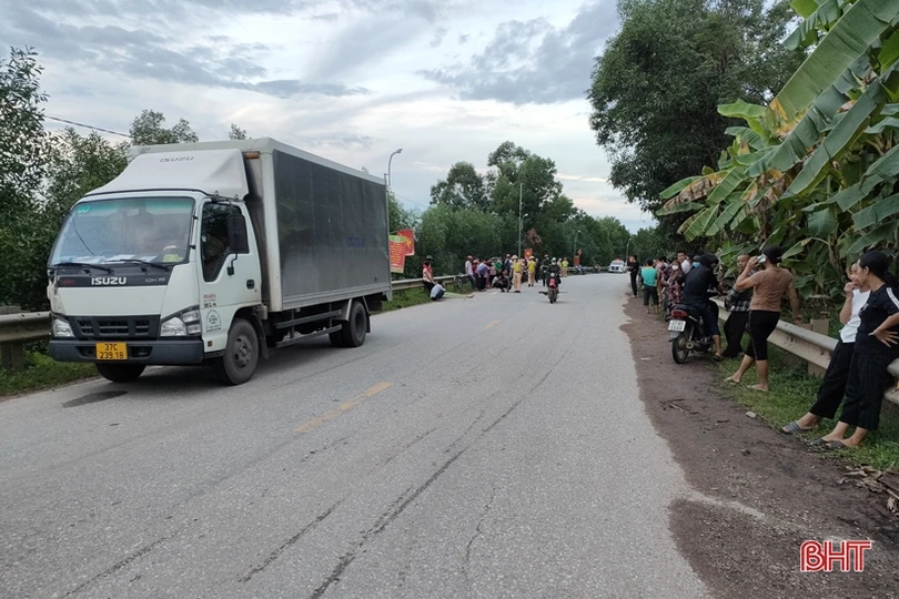 Hà Tĩnh: Xe tải va chạm xe đạp, một phụ nữ tử vong tại chỗ