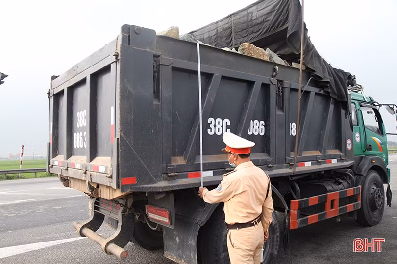 Hà Tĩnh quyết liệt xử lý vấn nạn xe chở quá khổ, quá tải