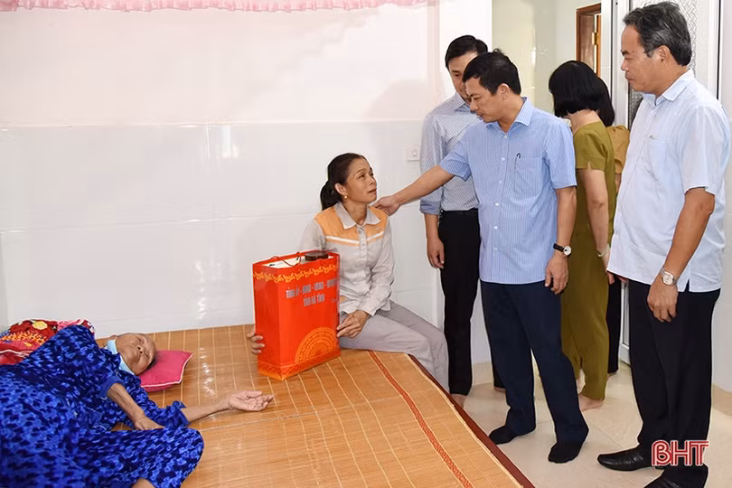 Lãnh đạo tỉnh tặng quà cho gia đình chính sách, người có công tại các địa phương