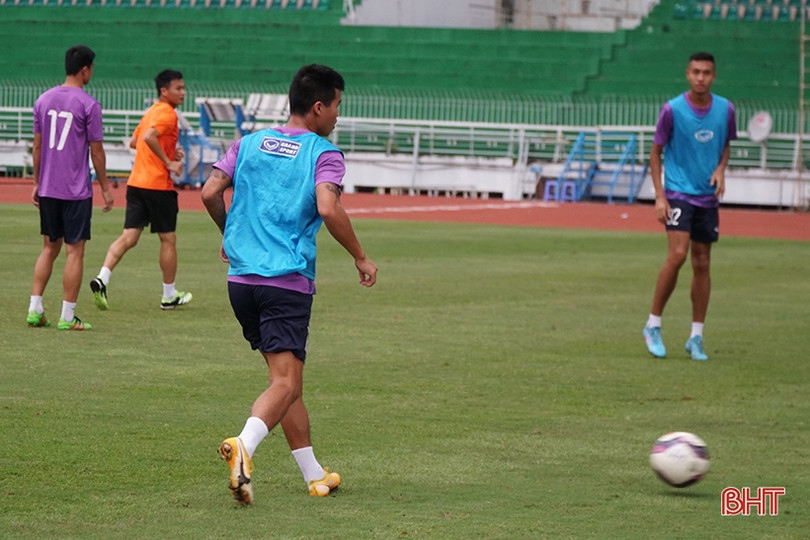 Cầu thủ Hồng Lĩnh Hà Tĩnh tập làm quen sân Thống Nhất