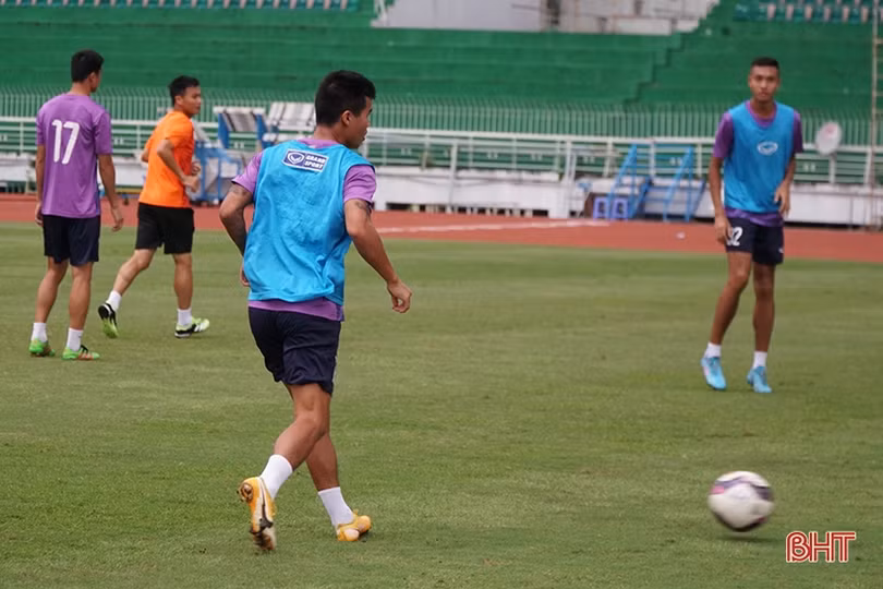 Cầu thủ Hồng Lĩnh Hà Tĩnh tập làm quen sân Thống Nhất