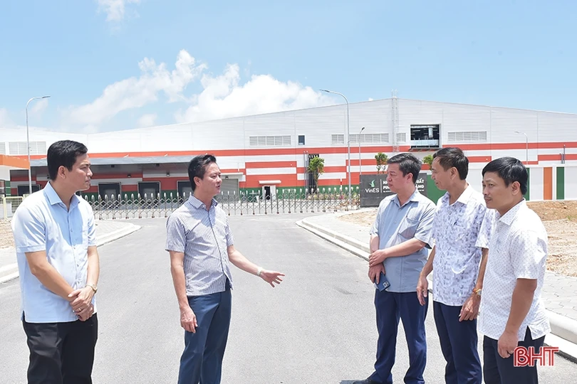 Đoàn công tác Tạp chí Cộng sản dâng hương Đền thờ Tổng Bí thư Lê Duẩn và tham quan KKT Vũng Áng