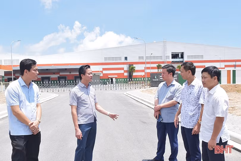 Đoàn công tác Tạp chí Cộng sản dâng hương Đền thờ Tổng Bí thư Lê Duẩn và tham quan KKT Vũng Áng