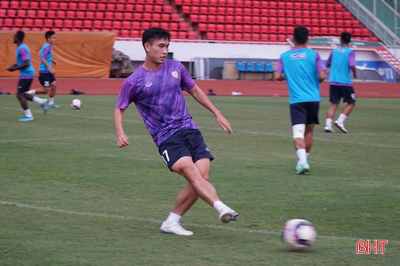 Cầu thủ Hồng Lĩnh Hà Tĩnh tập làm quen sân Thống Nhất