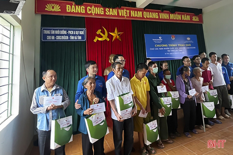 Tuổi trẻ Ngân hàng Trung ương và Vietcombank tặng quà tri ân dịp 27/7 tại Hà Tĩnh