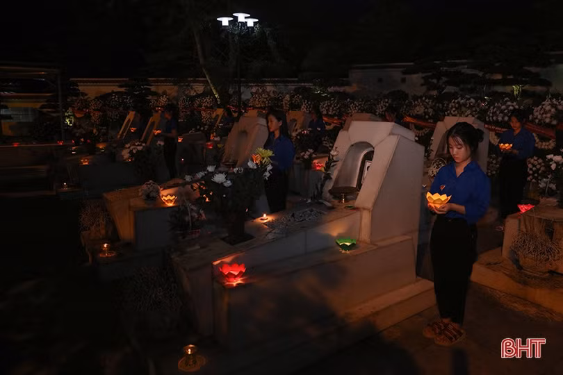 Tuổi trẻ Hà Tĩnh thắp nến tri ân các anh hùng liệt sỹ tại Ngã ba Đồng Lộc