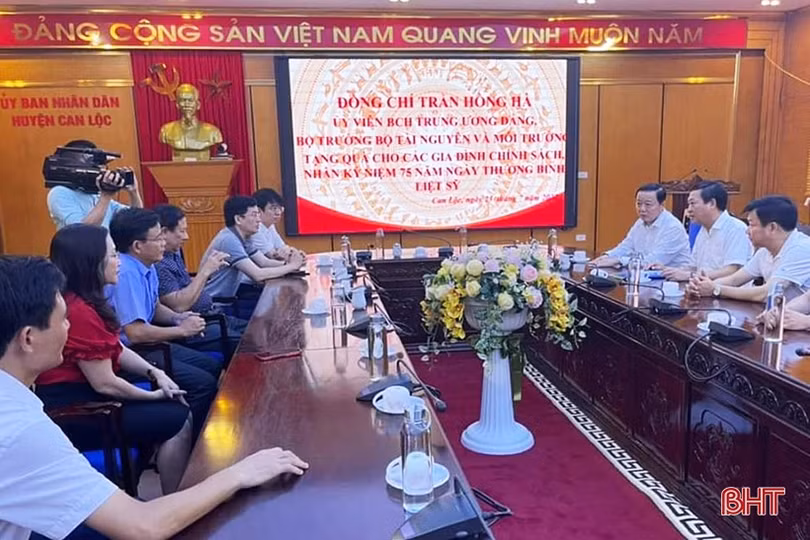 Bộ trưởng Bộ TN&MT trao 100 triệu đồng cho các gia đình chính sách Can Lộc