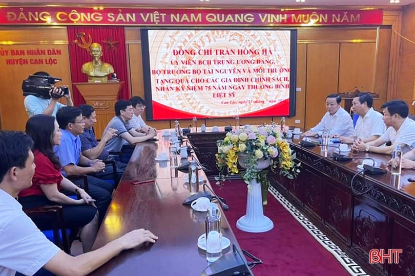 Bộ trưởng Bộ TN&MT trao 100 triệu đồng cho các gia đình chính sách Can Lộc