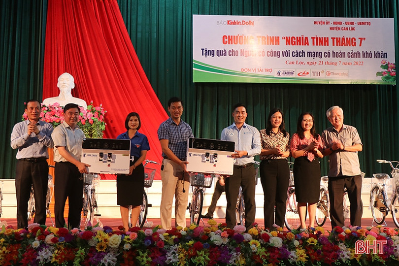 Trao tặng 100 suất quà cho gia đình chính sách, học sinh khó khăn ở Can Lộc