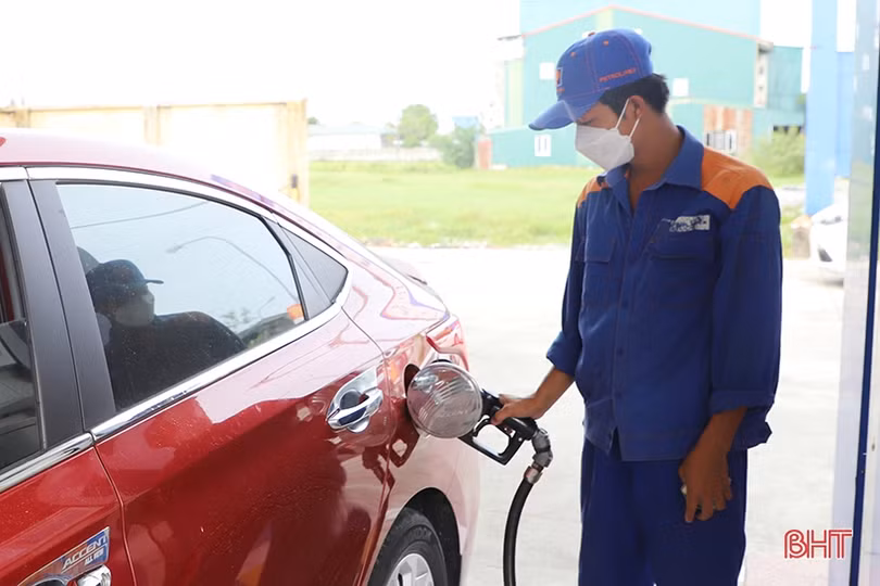 Người dân Hà Tĩnh hào hứng “nạp” nhiên liệu khi giá xăng, dầu giảm sâu