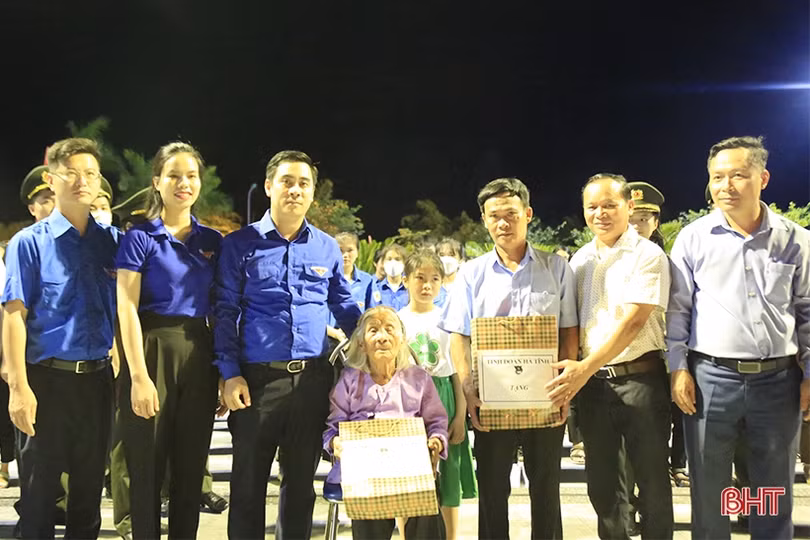 Tuổi trẻ Hà Tĩnh thắp nến tri ân Anh hùng liệt sỹ Lý Tự Trọng
