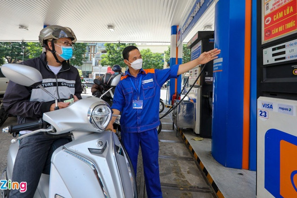 Giá xăng ngày mai có thể về mốc 25.000 đồng/lít