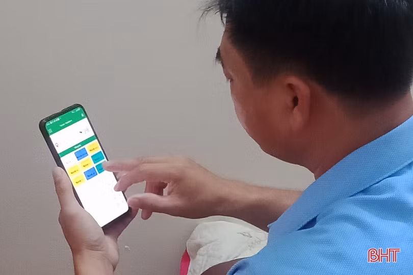 Vợ chồng miền núi Hà Tĩnh tưới cây, chăm cam qua smartphone