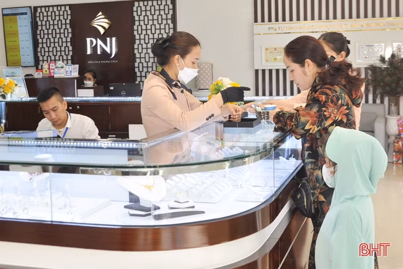 Giá vàng lên xuống từng ngày, người dân Hà Tĩnh chuyển hướng mua đầu tư