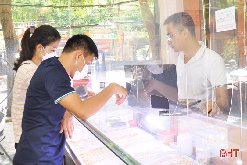 Giá vàng lên xuống từng ngày, người dân Hà Tĩnh chuyển hướng mua đầu tư