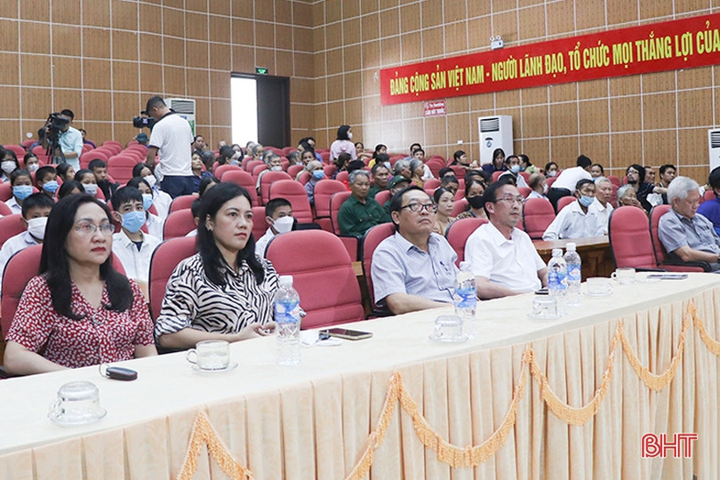 Trao tặng 100 suất quà cho gia đình chính sách, học sinh khó khăn ở Can Lộc