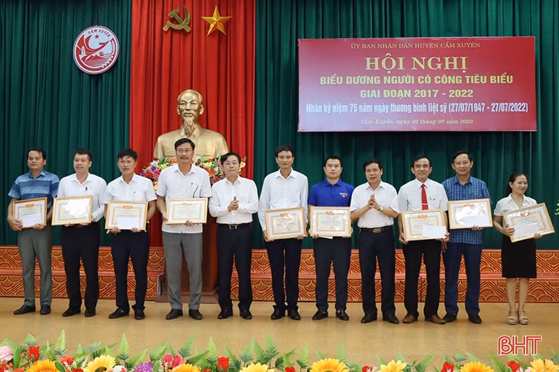 Các địa phương biểu dương, khen thưởng người có công tiêu biểu