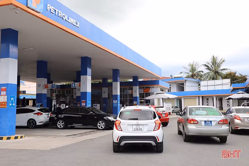 Người dân Hà Tĩnh hào hứng “nạp” nhiên liệu khi giá xăng, dầu giảm sâu