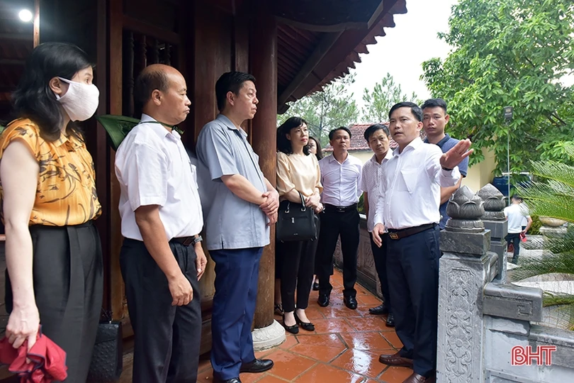 Đoàn công tác Tạp chí Cộng sản dâng hương Đền thờ Tổng Bí thư Lê Duẩn và tham quan KKT Vũng Áng