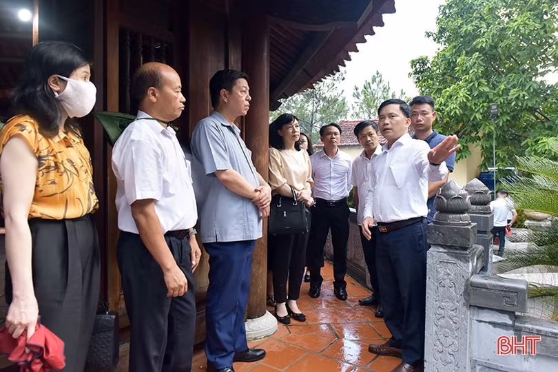 Đoàn công tác Tạp chí Cộng sản dâng hương Đền thờ Tổng Bí thư Lê Duẩn và tham quan KKT Vũng Áng