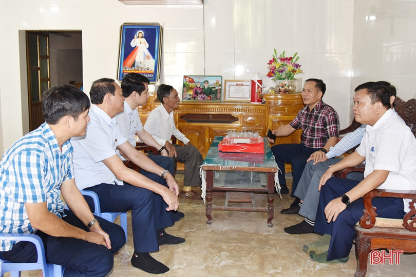 Đoàn ĐBQH Hà Tĩnh tặng quà các gia đình chính sách ở một số địa phương