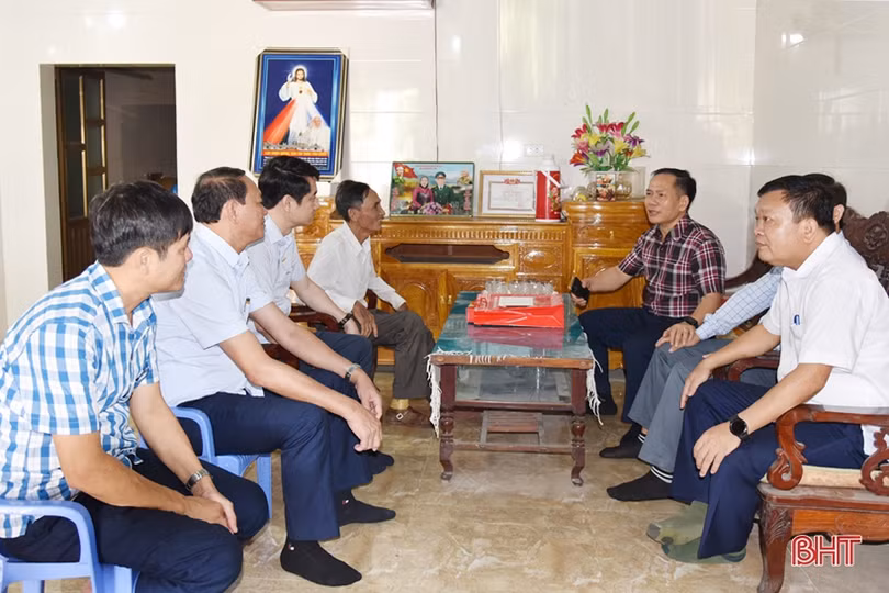 Đoàn ĐBQH Hà Tĩnh tặng quà các gia đình chính sách ở một số địa phương