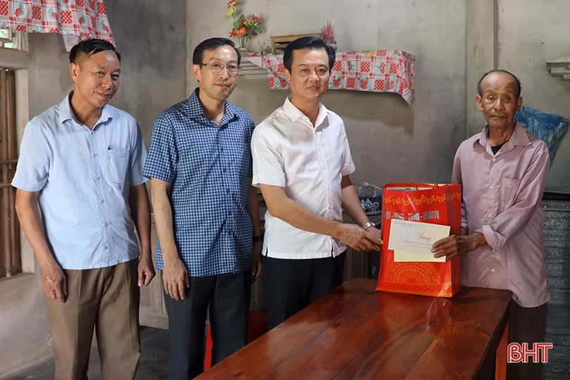 Trưởng ban Nội chính Tỉnh ủy tặng quà các gia đình chính sách ở Can Lộc