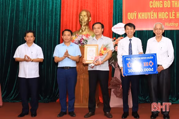 Hơn 1,6 tỷ đồng ủng hộ Quỹ Khuyến học Lê Hữu Trác