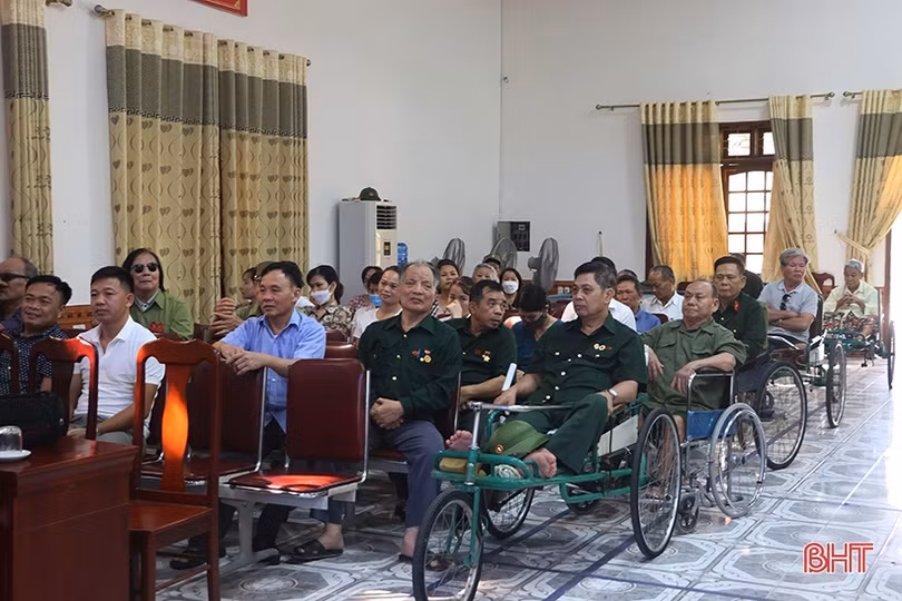 Lãnh đạo tỉnh tặng quà tại các cơ sở điều dưỡng thương bệnh binh ở Nghệ An