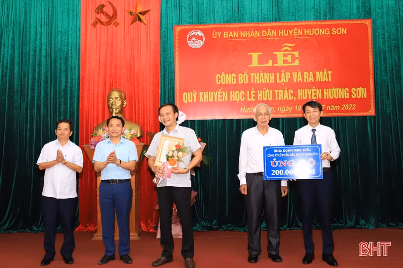 Hơn 1,6 tỷ đồng ủng hộ Quỹ Khuyến học Lê Hữu Trác