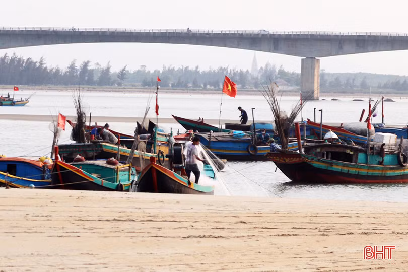 Xăng dầu “hạ nhiệt”, ngư dân Hà Tĩnh phấn khởi vươn khơi